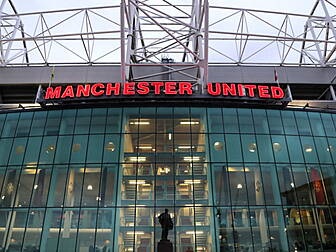 Manchester United throw suppor...